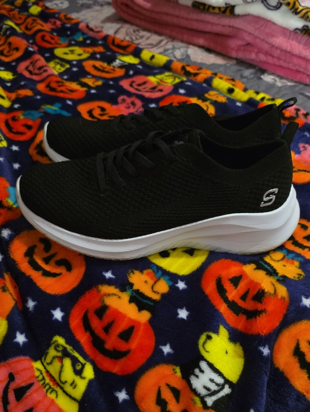 Skechers Womens Black Knit Slip-On Sneakers Worn Once Grea